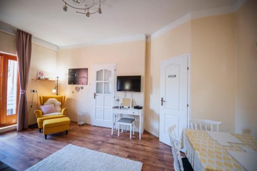 Postel nebo postele na pokoji v ubytování Heart of Pécs apartman free parking