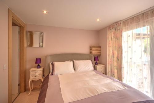um quarto com uma cama com duas mesas de cabeceira e uma janela em Charming 1-Bed Cottage in Inverness em Inverness