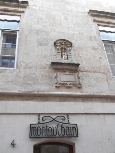 a building with a window and a sign on it at Hotel de Montaulbain in Verdun