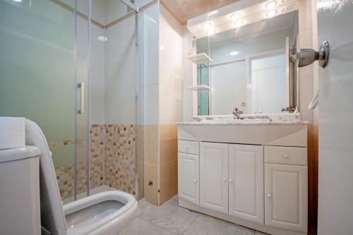 ラ・マンガ・デル・マール・メノールにあるAlisios 227のバスルーム(トイレ、洗面台、シャワー付)