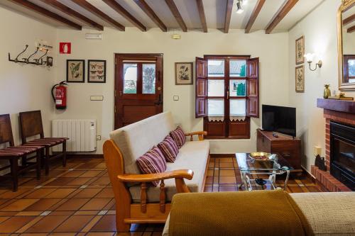 een woonkamer met een bank en een open haard bij Casa Rosaura in Naveda