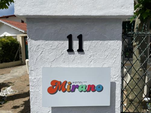 Certificato, attestato, insegna o altro documento esposto da Hôtel Mirano