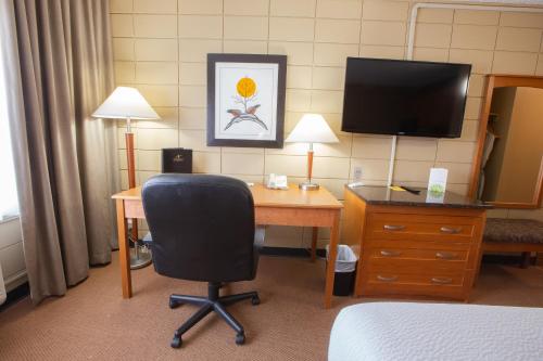 Телевизор и/или развлекательный центр в Neighbourhood Inn Hotels in Bonnyville