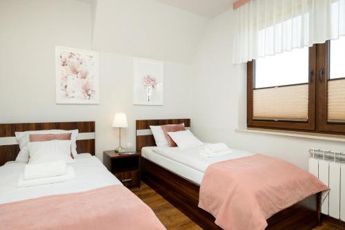 Un pat sau paturi într-o cameră la Apartamenty EWiTA