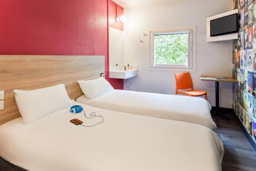 une chambre d'hôtel avec deux lits et une fenêtre dans l'établissement hotelF1 Dijon Nord, à Dijon