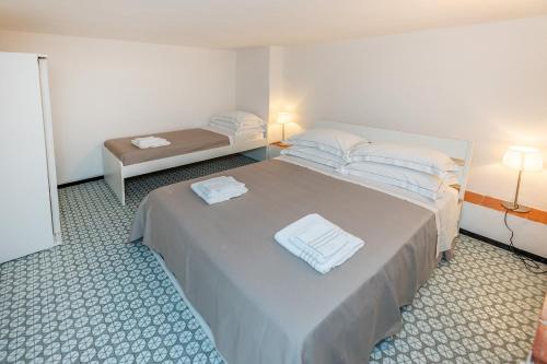 una camera da letto con un letto e due asciugamani di Le Casasse "Vico Mendaro 10" a Varigotti