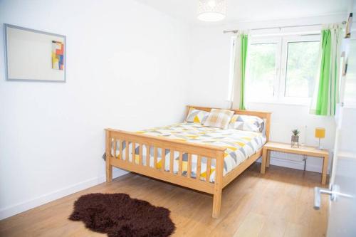 1 dormitorio con cama y ventana en Shoreditch Hoxton Large 3 Bed Garden Flat FREE PARKING AOR ONLY, en Londres