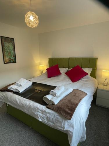 A bed or beds in a room at Fabulous One Bedroom Apartment in Ripon City Centre