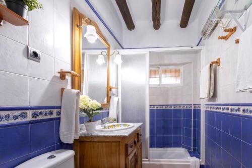 A bathroom at Casa El Lagarillo con Piscina privada