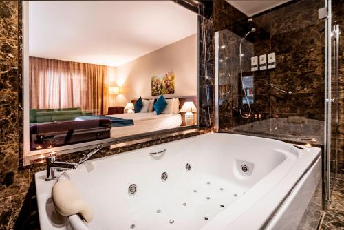 Kylpyhuone majoituspaikassa Rox Hotel Istanbul