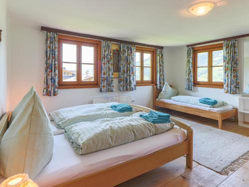 - une chambre avec 2 lits et 2 fenêtres dans l'établissement Feilgrub, à Westendorf