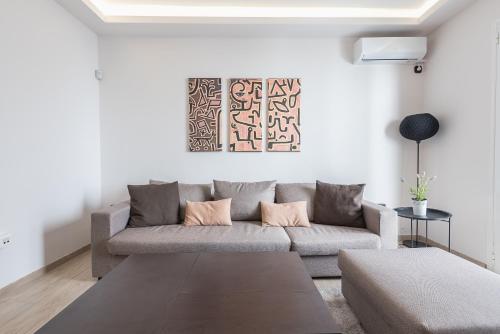 A seating area at Petraki Residence 1bdr Apt with balcony 1 min from Ermou str