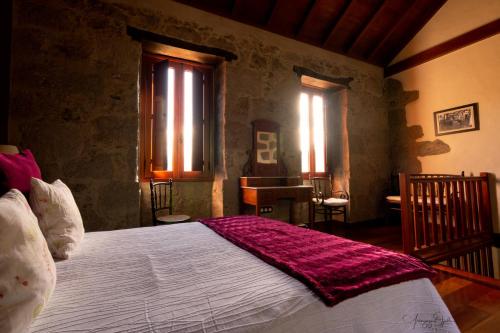 A bed or beds in a room at Casa Rural Las Caldereras