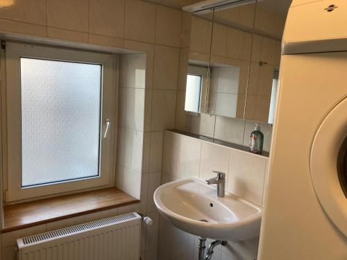 SeelbachにあるFerienwohnung Marienhof Erdgeschossの洗面台と窓のあるバスルーム