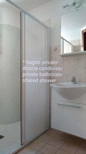 Bilik mandi di B&B I Tre Bassotti
