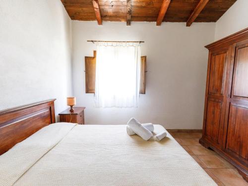 1 dormitorio con 1 cama con 2 toallas en b Giagumeddu 08A Bilo, en Badesi