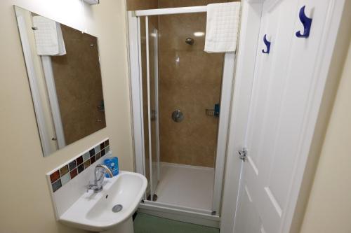 A bathroom at Wayfarers Independent Hostel