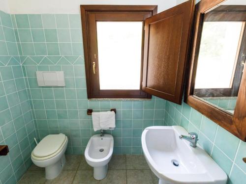 bagno con servizi igienici e lavandino di c Scalitti 10C Bilo a Badesi
