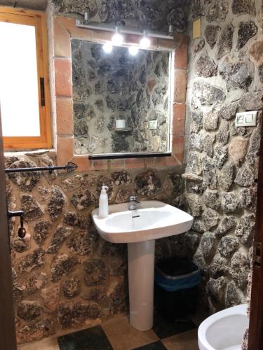 Salle de bains dans l'établissement Casas Rurales Arroyo de la Sierra