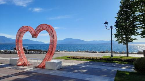 a heart shaped arch in front of the ocean at Appartamenti Esmera in Desenzano del Garda