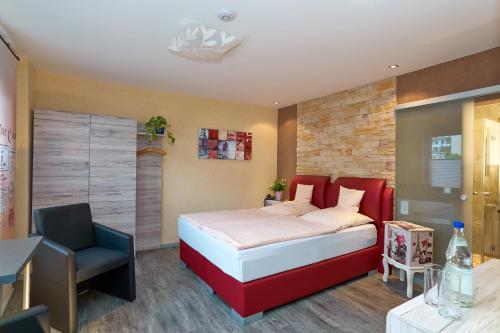 Una cama o camas en una habitación de Hotel Naheschlößchen