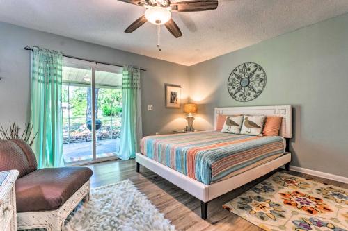 Tempat tidur dalam kamar di Fort Walton Coastal Retreat with Yard Walk to Beach