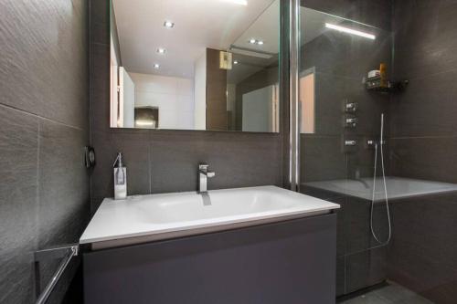 y baño con lavabo y ducha con espejo. en prox.Gare Montparnasse-galeries lafayette! 4pers., en París