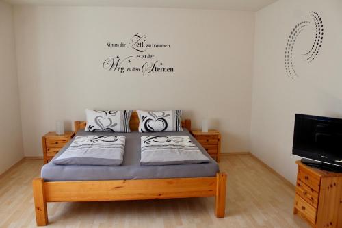 オーバーキルヒにあるFerienwohnung am Weinbergのベッドルーム(ベッド1台、薄型テレビ付)