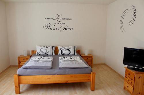 Postel nebo postele na pokoji v ubytování Ferienwohnung am Weinberg