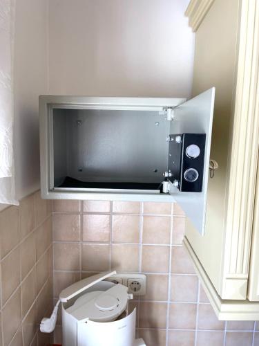 a small bathroom with a toilet and a sink at Westerstrasse 6 in Büsum