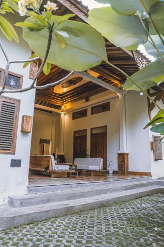 a living room with a wooden ceiling at Adara Homestay in Banyuwangi