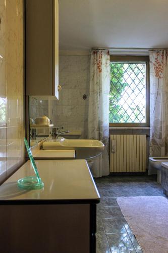 a bathroom with two sinks and a window at Villa Elena appartamento in villa in Montinelle