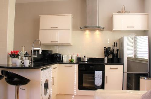 Kuchyň nebo kuchyňský kout v ubytování The Courtyard 2 Bedroom Apartments in Central Windsor with Parking