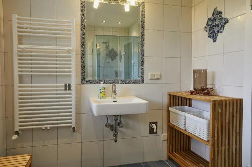 ein Bad mit einem Waschbecken und einem Spiegel in der Unterkunft Seeblick Susanne in Schiefling am See