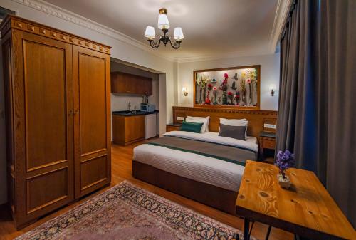a bedroom with a bed and a table in a room at Duru Sultanahmet Apart & Suites in Istanbul