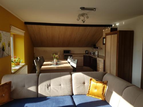 salon z kanapą i kuchnią w obiekcie Malinowa 36 Apartamenty w mieście Chojnice
