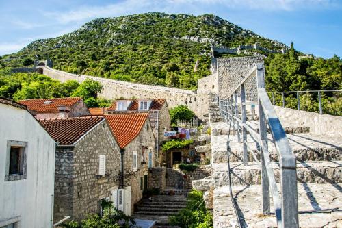 vistas a la ciudad de Dubrovnik desde las murallas de la ciudad en House Ina Ston, en Ston