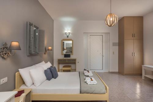 1 dormitorio con 1 cama blanca grande en una habitación en Wave rooms, en Máleme
