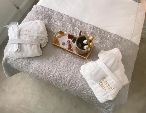 een hotelkamer met witte handdoeken en een dienblad met eten bij Oak Tree Annex Keppel Gate B & B in Overseal