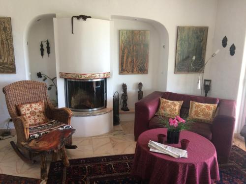 Castelo do Mar, 3 bedroom villa with private pool in large garden, 400m to beach and close to village