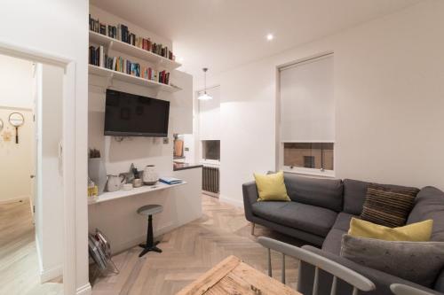 Area soggiorno di Amazing Cosy Central London Apartment 3 mins to Marylebone