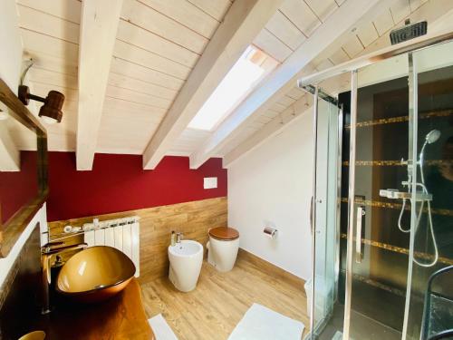ペダーラにあるPrimo Etna Apartmentのバスルーム(ガラス張りのシャワー、シンク付)