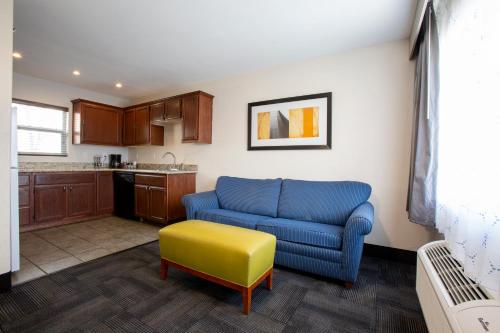 A seating area at Hotel Aspen Flagstaff/ Grand Canyon InnSuites