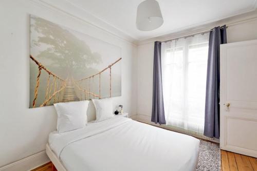 パリにあるCosy Apartment for 2 People near Pigalleのベッドルーム1室(橋の壁に絵画が描かれたベッド1台付)