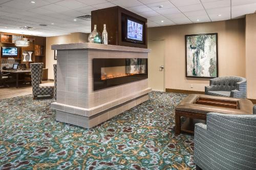 um átrio com lareira num quarto de hotel em Holiday Inn Rock Island-Quad Cities, an IHG Hotel em Rock Island