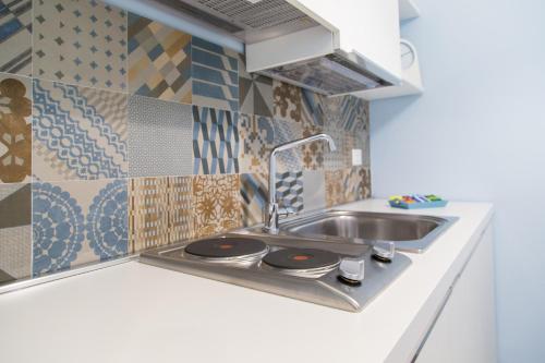 un bancone della cucina con lavandino e lavandino di Casa Di Hilde a Scicli