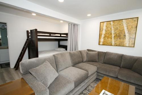 sala de estar con sofá y litera en Mammoth Ski & Racquet Club #127, en Mammoth Lakes