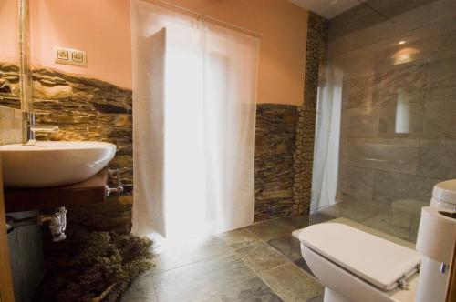 uma casa de banho com um WC e um lavatório em La Searila em Seares