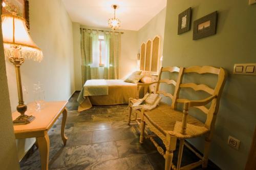 Seares的住宿－拉斯里拉民宿，一间卧室配有一张床、一把椅子和一张桌子