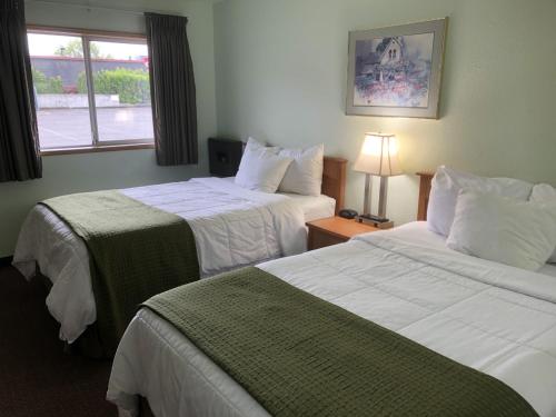 מיטה או מיטות בחדר ב-Travelodge by Wyndham Seattle North of Downtown